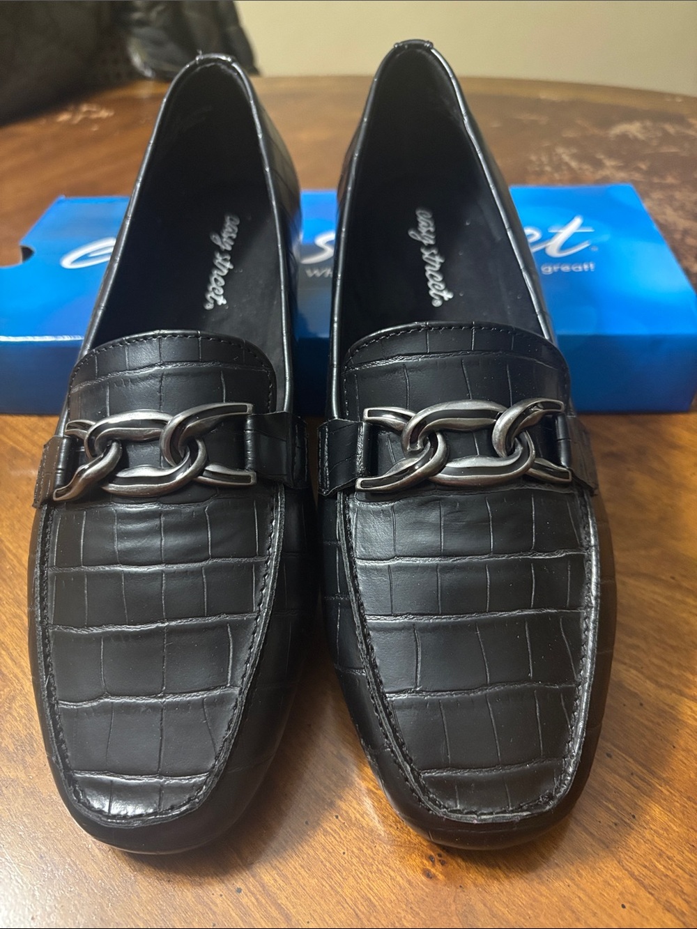 easy street Black Croc-Embossed Slip-On Loafers with Chain Accent size 9W